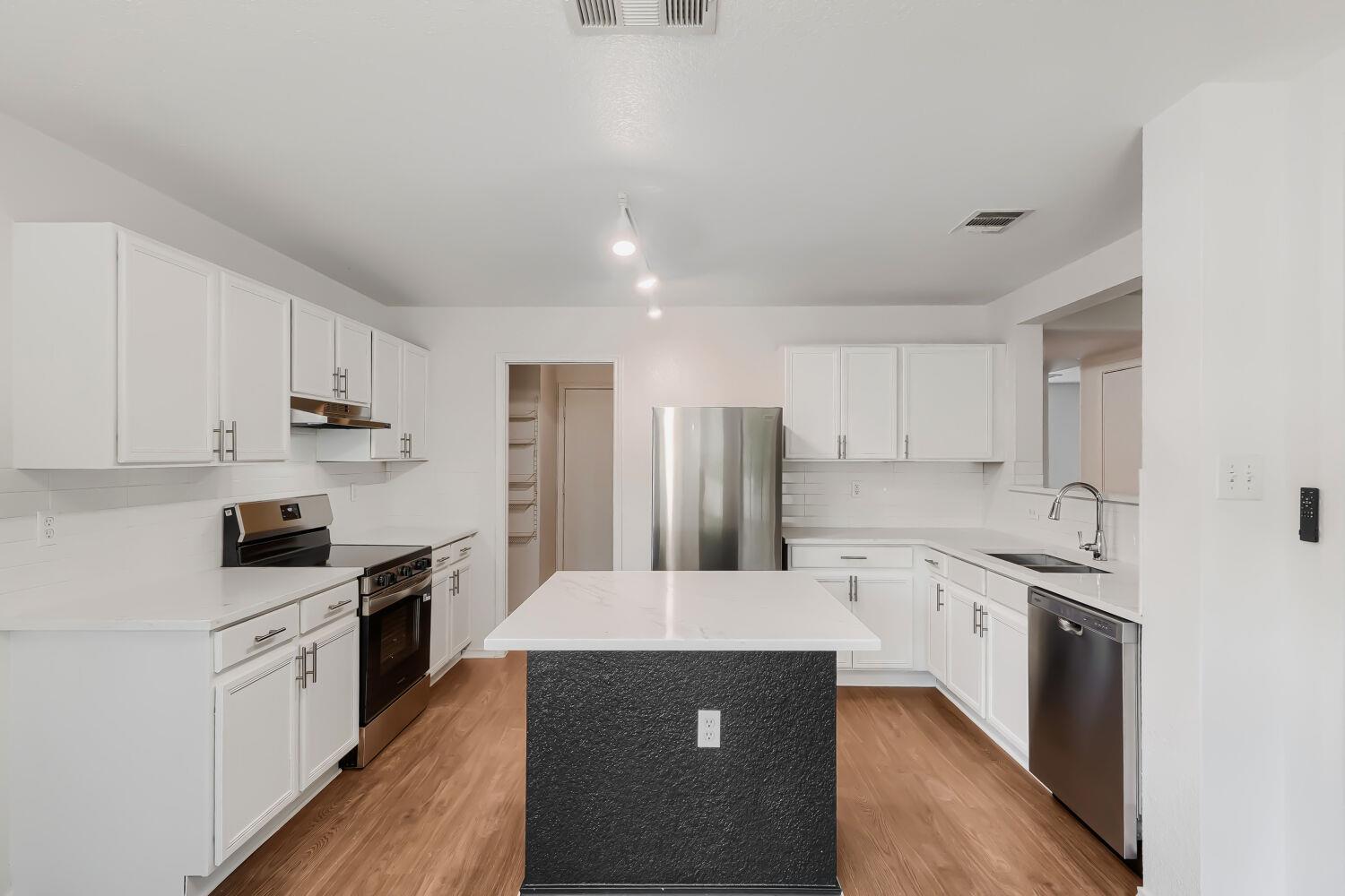 216 Capistrano Dr, San Marcos, TX 78666