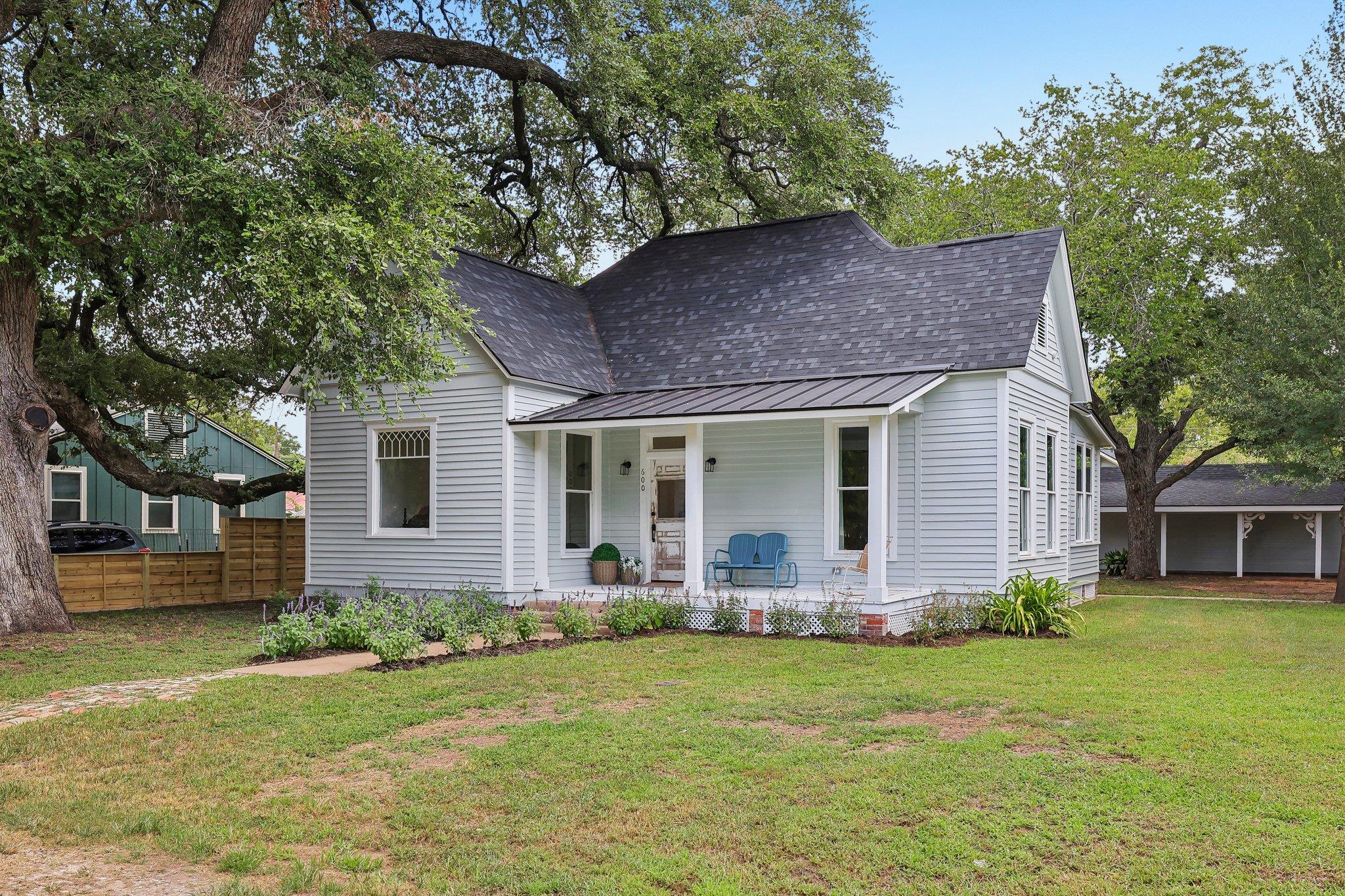 600 Short St, Smithville, TX 78957