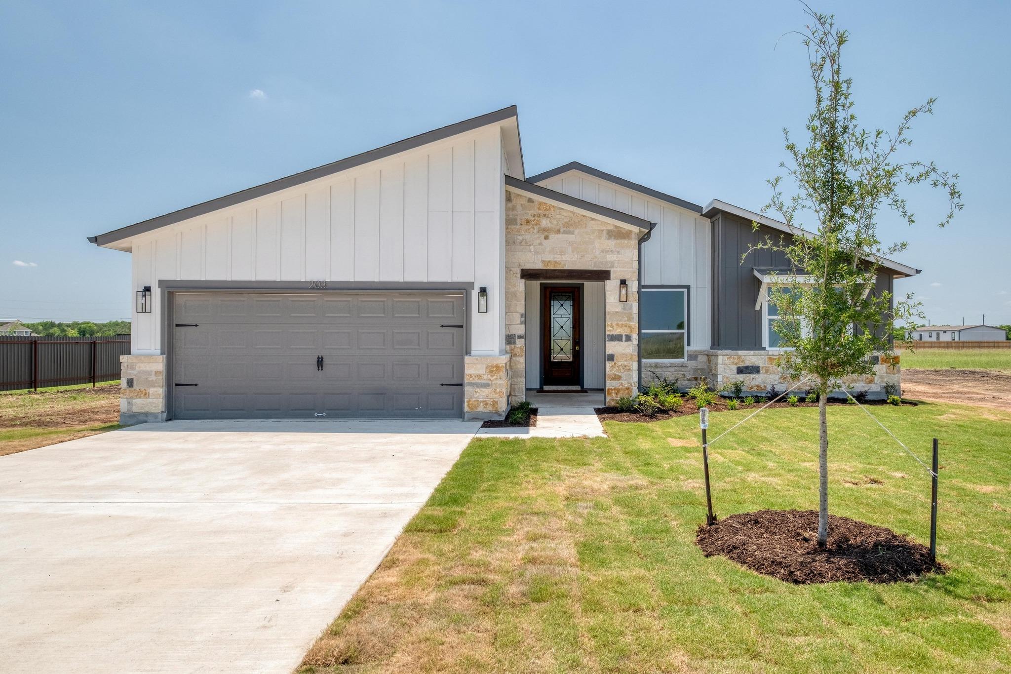 203 Alonzo Dr, Del Valle, TX 78617