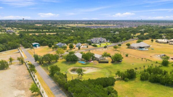 102 Valley View Dr E, Leander