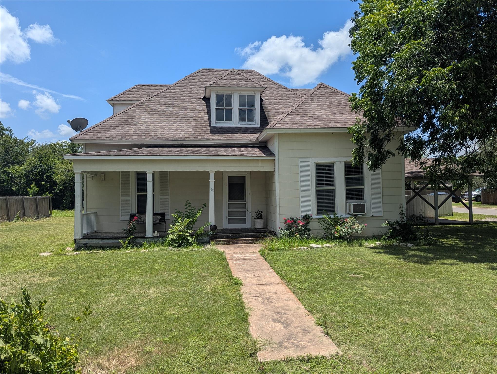 1319 Grace St, Taylor, TX 76574