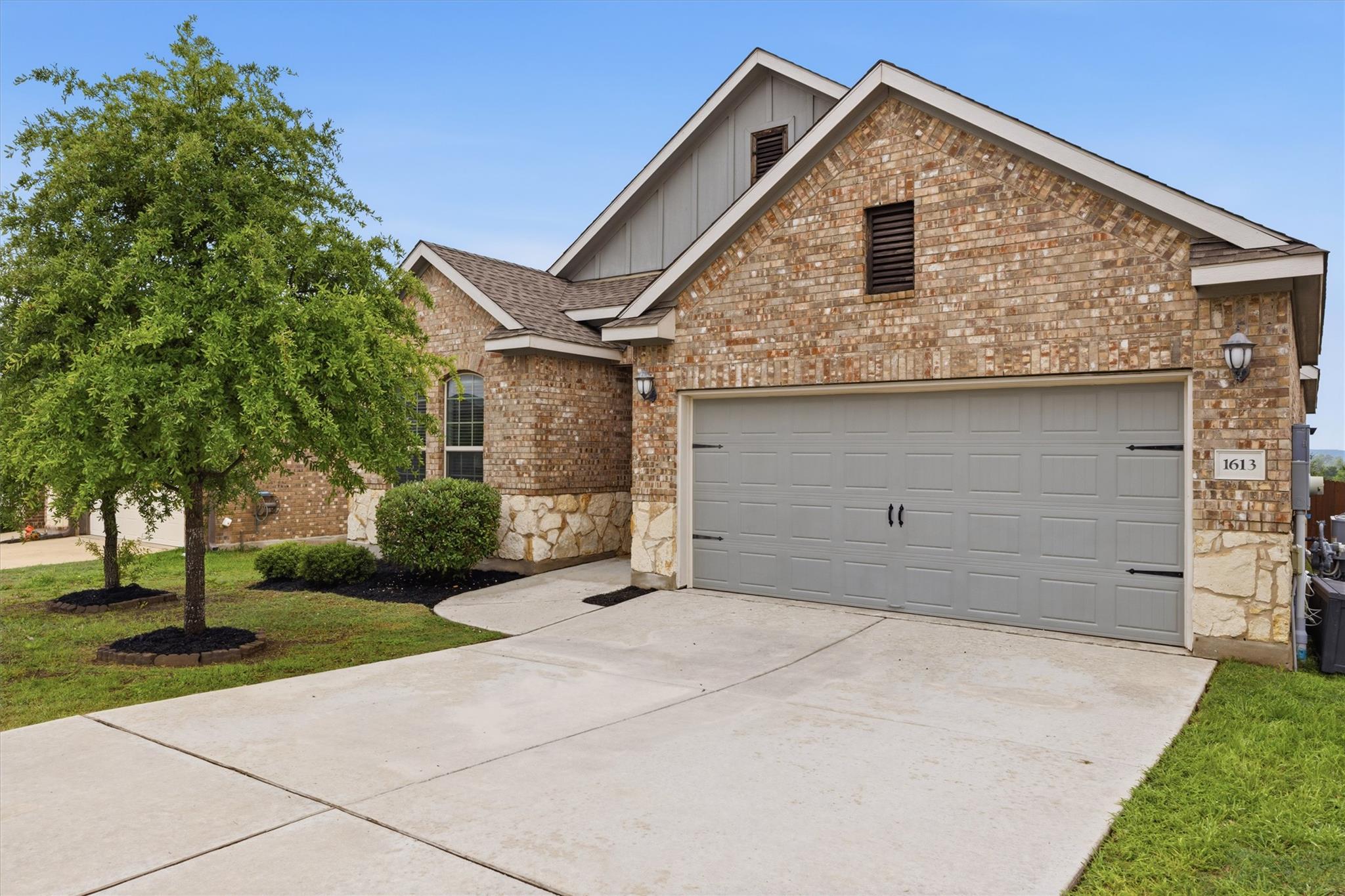 1613 Dubiel Dr, Leander