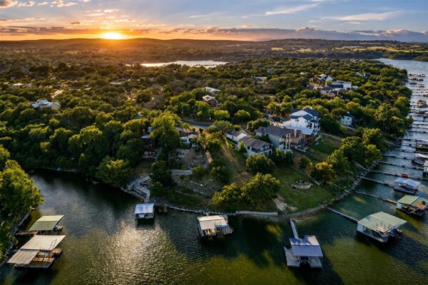 1201 Lake Shore Dr, Spicewood