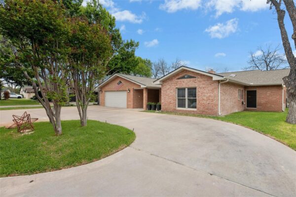 407 Olympia Fields St, Meadowlakes