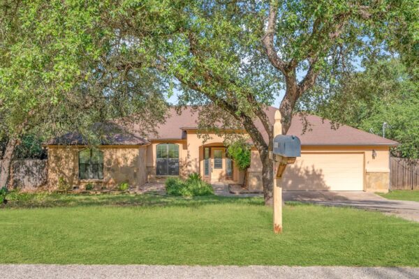 104 Cowal Dr N, Spicewood