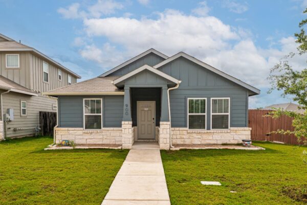 900 Main St, Hutto