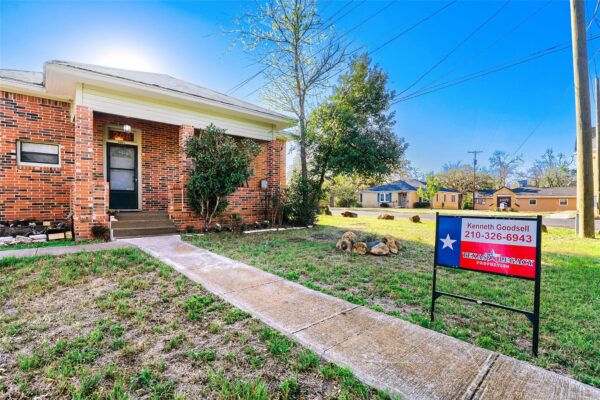 208 N Avenue B None, Elgin