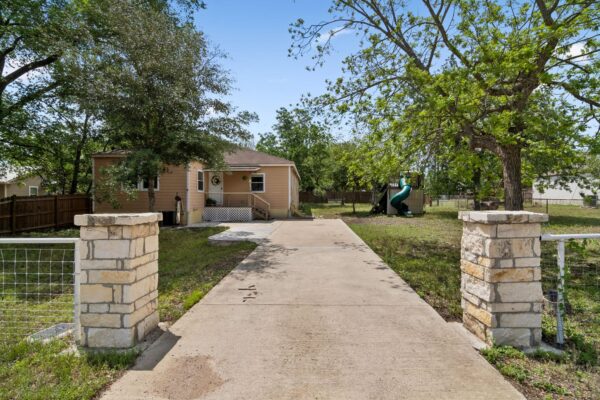 810 Lamar St, Luling
