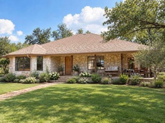 301 Lander Ln, Dripping Springs