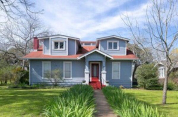 423 S Main St, Lockhart