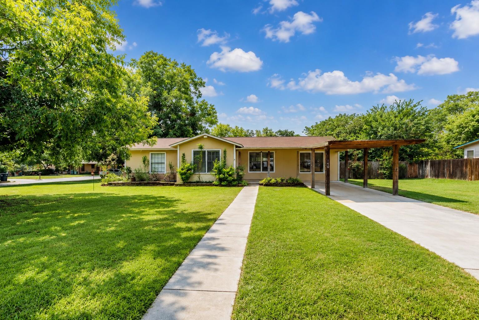 140 Hillcrest Dr, Luling, TX 78648
