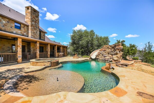104 The Hills Ln, Horseshoe Bay