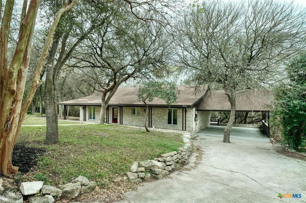 1529 N Colorado St N, Lockhart, TX 78644
