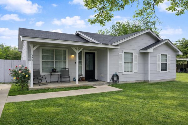 555 Live Oak Dr, Bertram