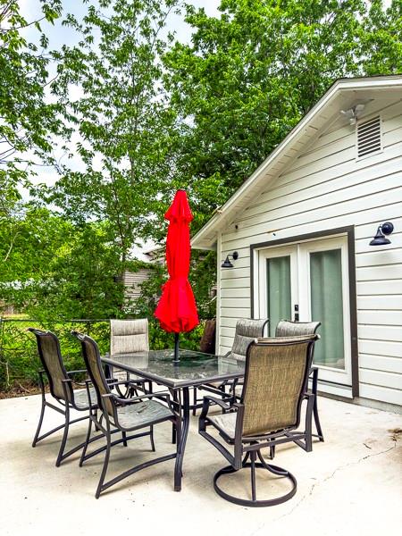 403 Lizzie St, Taylor, TX 76574