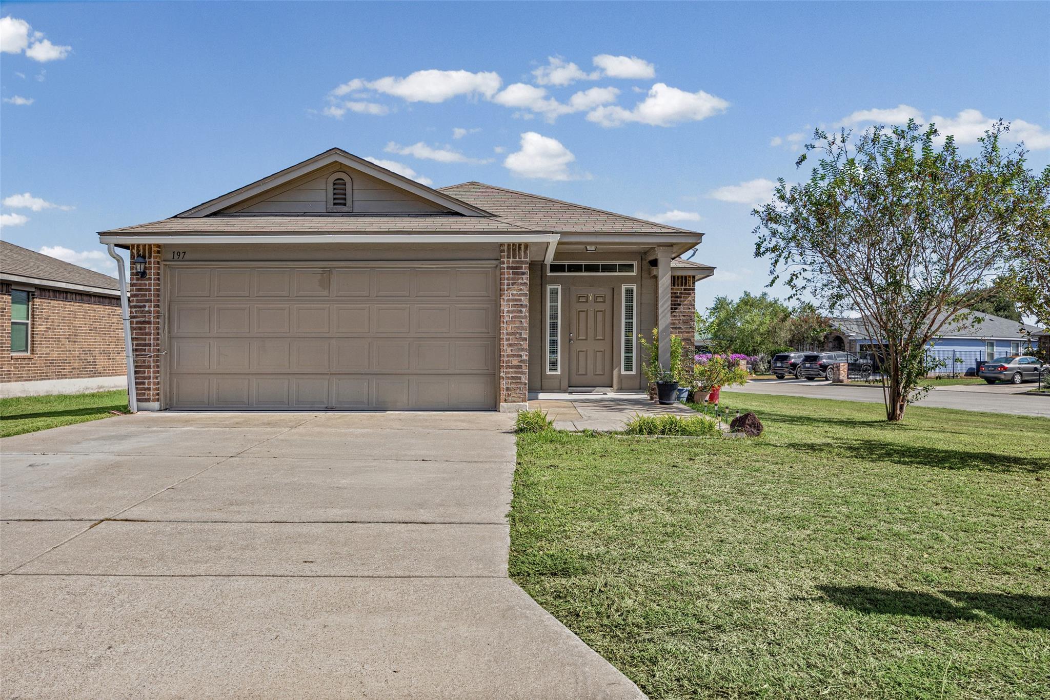197 Talon Dr, Luling, TX 78648