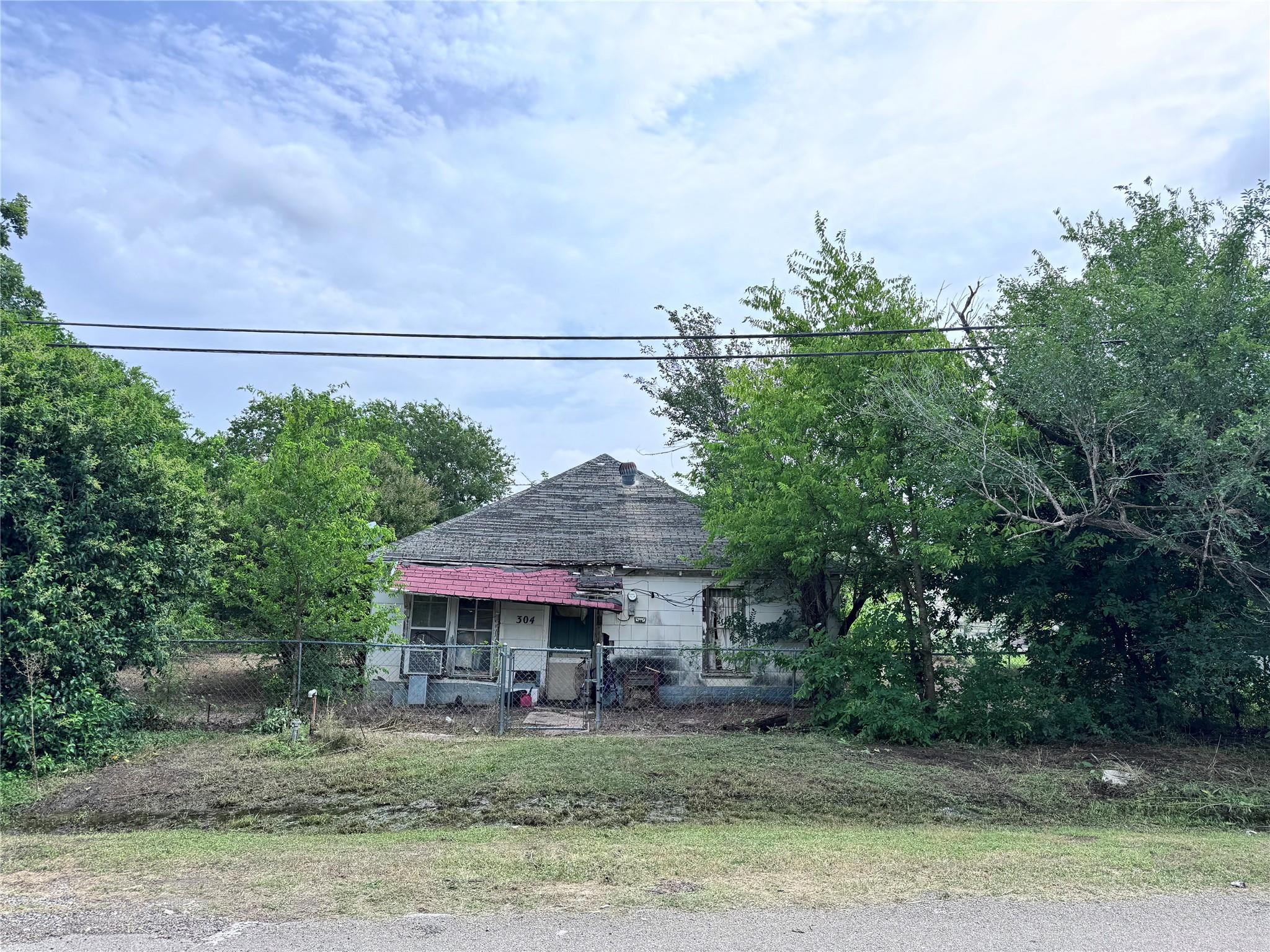 304 E Prairie Ave, Rogers, TX 76569