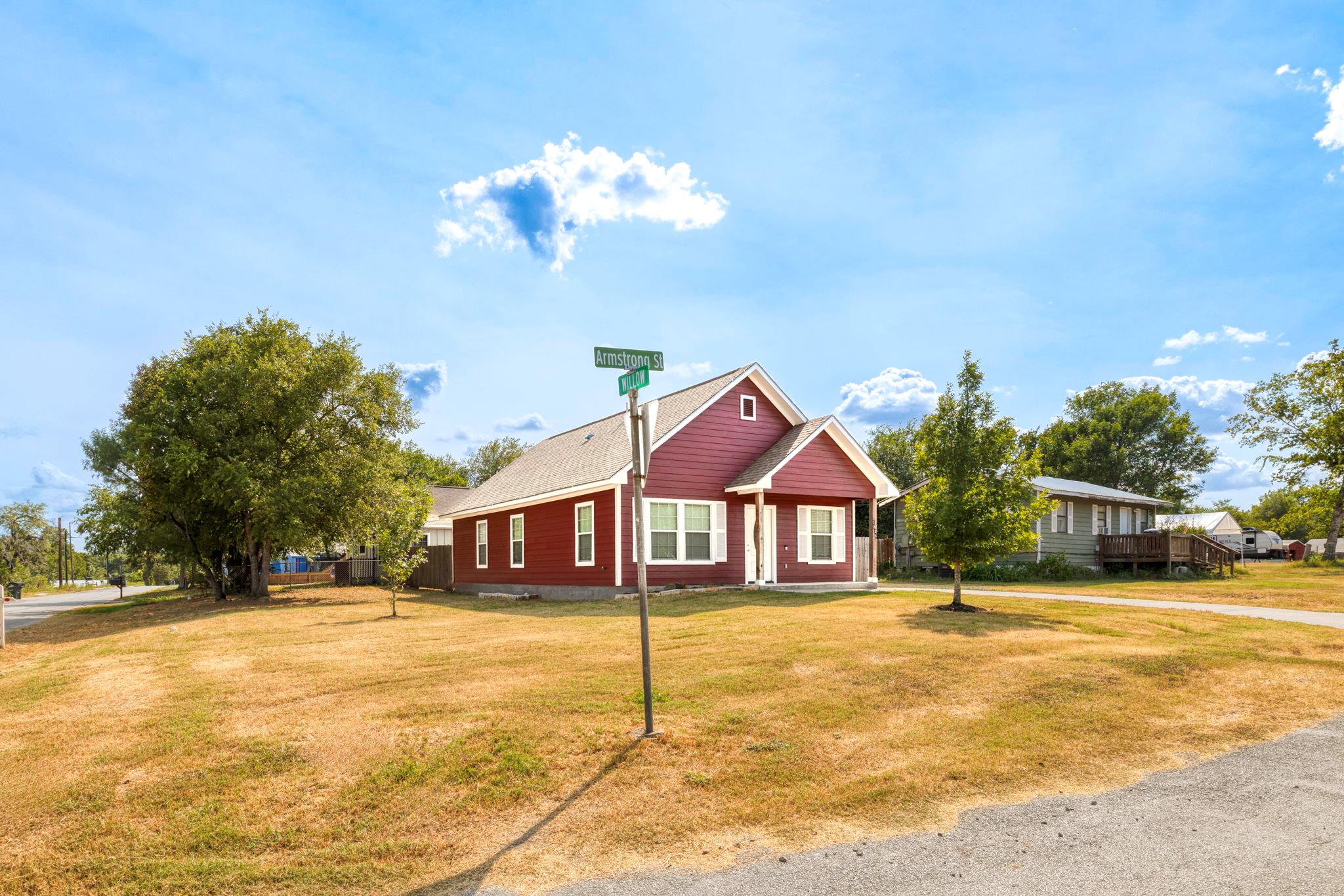 1628 Armstrong St, Luling, TX 78648