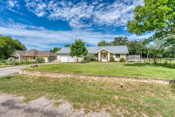 215 E McGee Trl, Kingsland