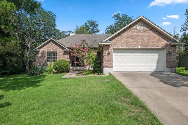 415 Tahitian Dr, Bastrop