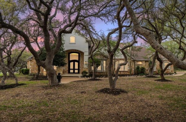 999 Enchanted Oaks Dr, Driftwood