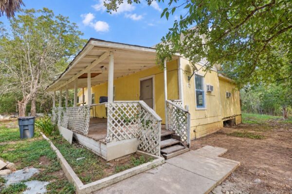 124 Fm 2571 None, Smithville