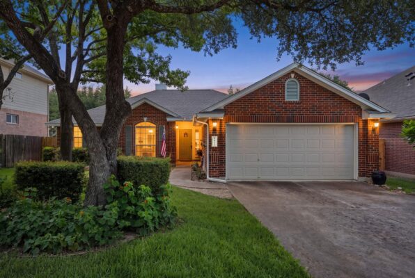 810 Hilltop Dr, Leander