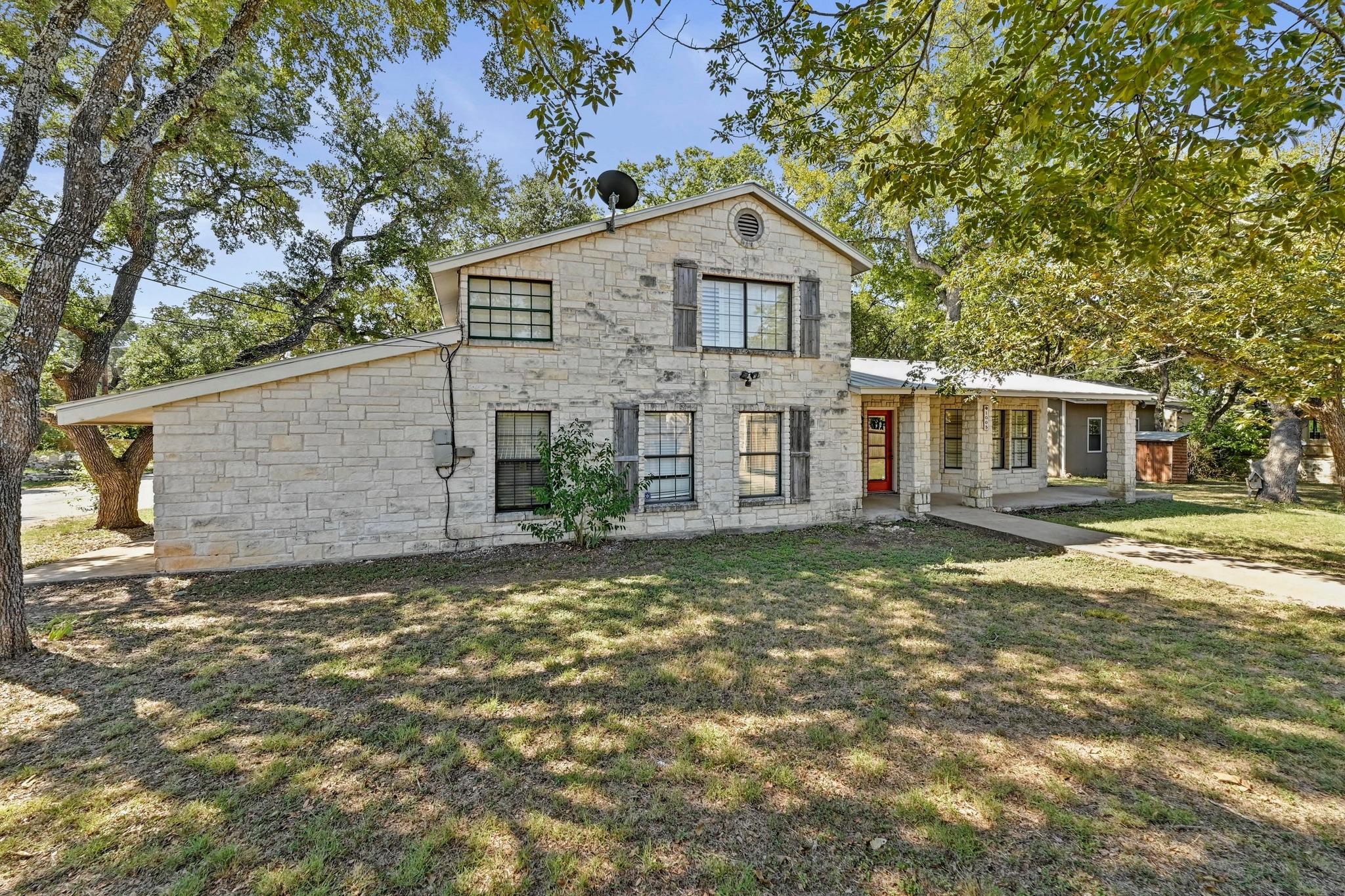 1005 4th St, Blanco, TX 78606