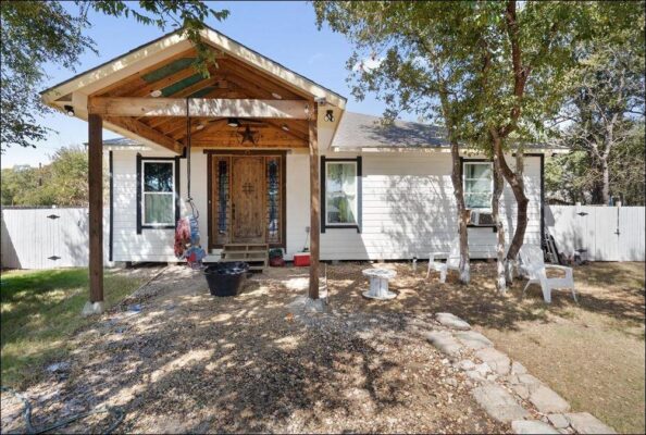 104 Pink Dahlia Dr, Dale