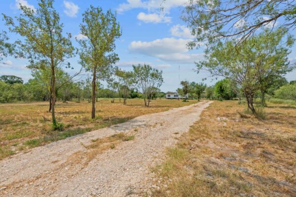 1375 Plant Rd, Luling