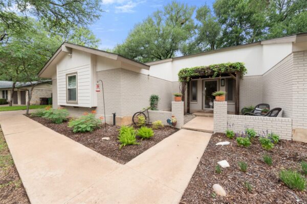 302 S Lake Creek Dr, Round Rock