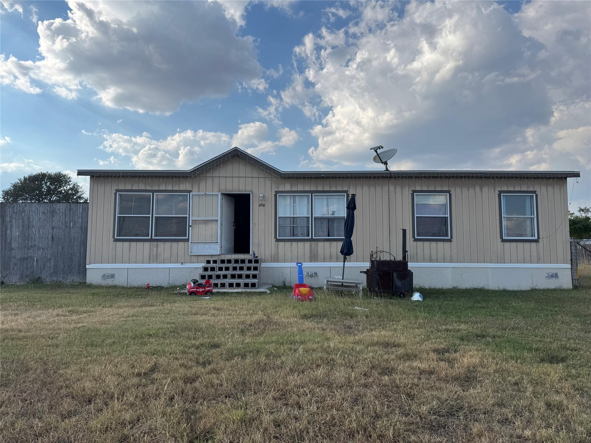 490 Rosewood Dr, Dale, TX 78616