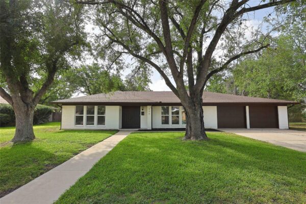 906 Merritt Dr, Lockhart