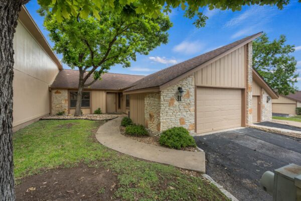 11 Oaks Pl, Lago Vista