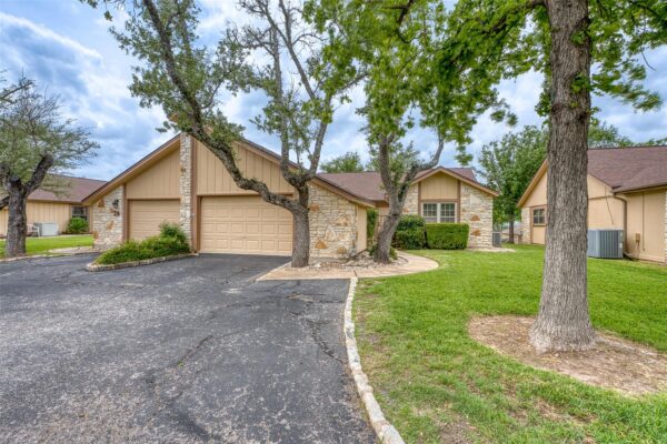 27 Oaks Pl, Lago Vista