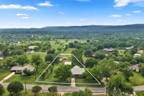 210 N River Oaks Dr, Burnet