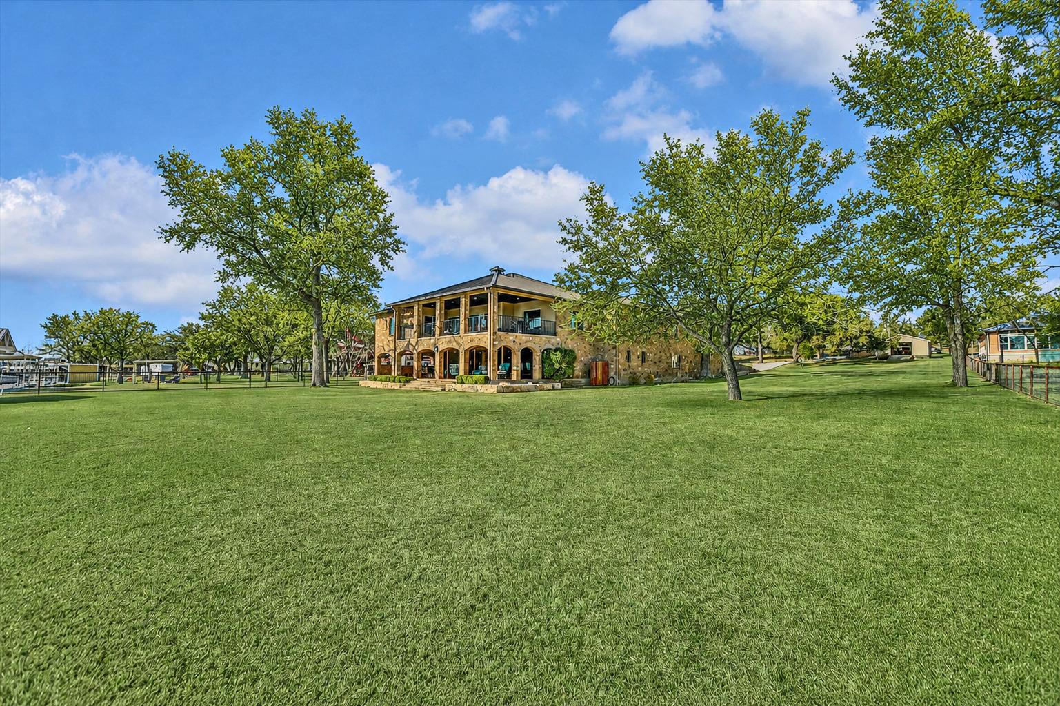 360 Campa Pajama Ln, Kingsland, TX 78639