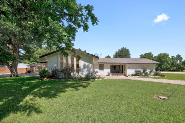 418 S Main St, Thrall
