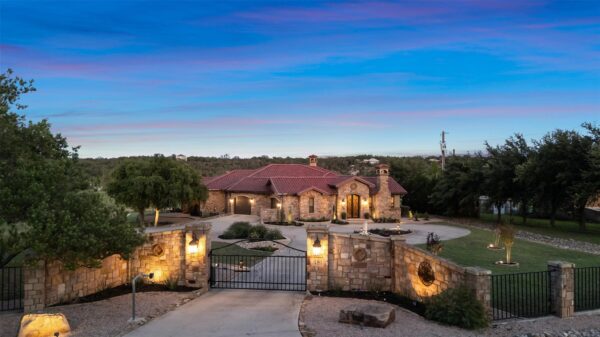481 Chimney Cove Dr, Marble Falls