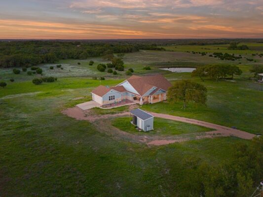 160 Red Stag Ct, Lampasas