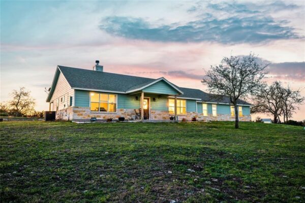 220 Three Creeks Dr, Bertram