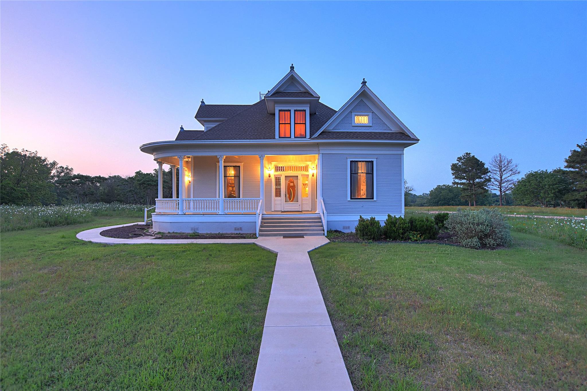 807 Colorado Dr, Smithville, TX 78957