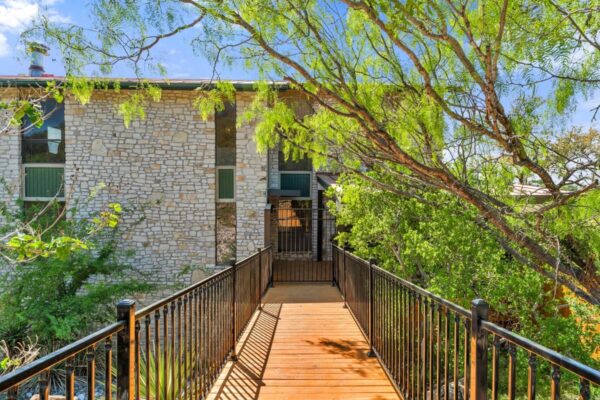 100 Semi Cir, Horseshoe Bay