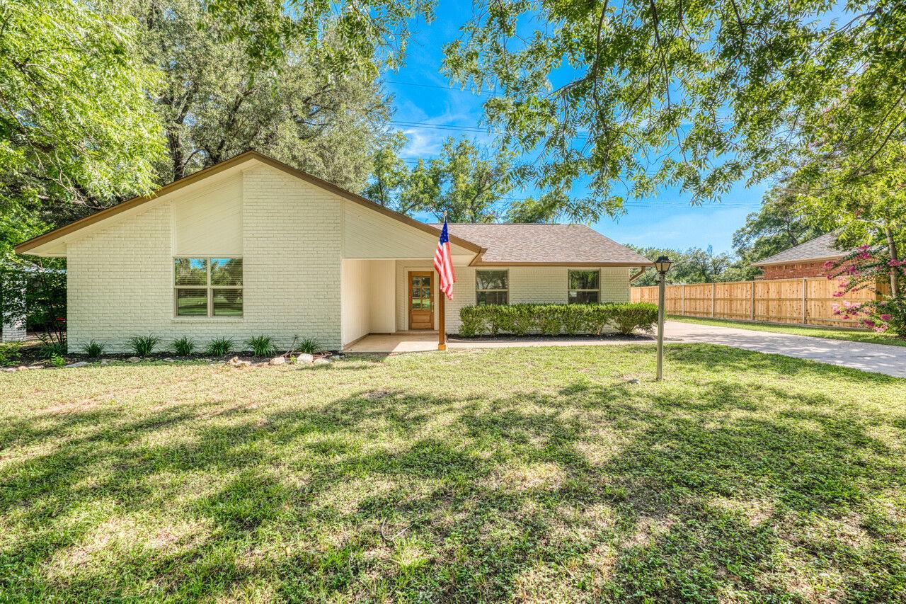 319 Columbine St, Meadowlakes, TX 78654