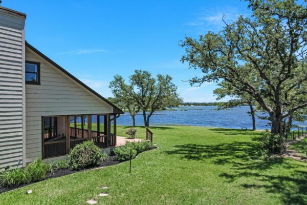 106 Agarita Dr, Burnet