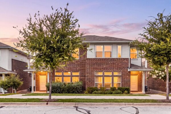 605 W South St #33, Leander