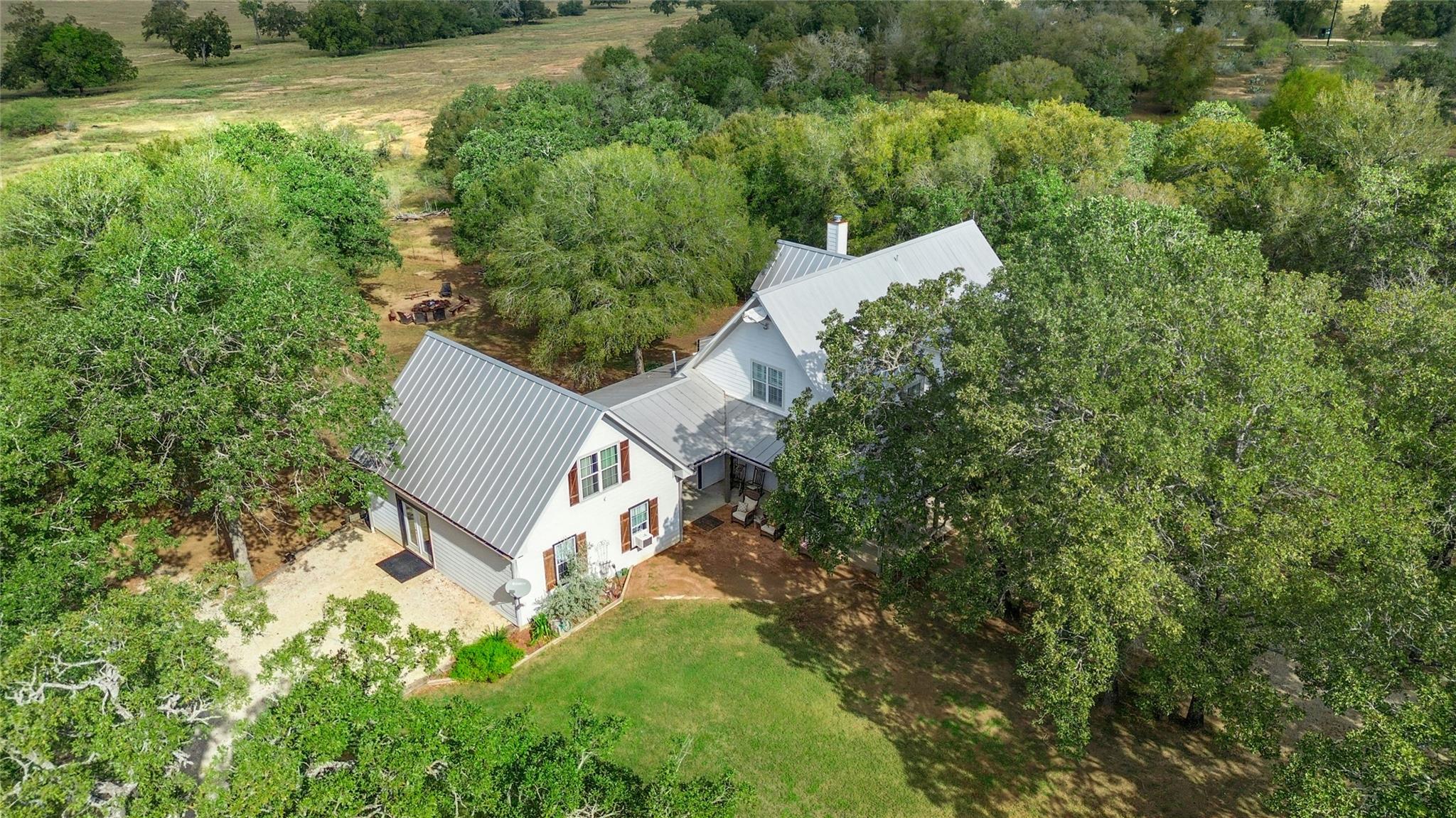 412 Woody Hollow Rd, Luling, TX 78648