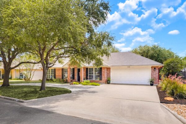 1510 Shadow Walk, Lockhart