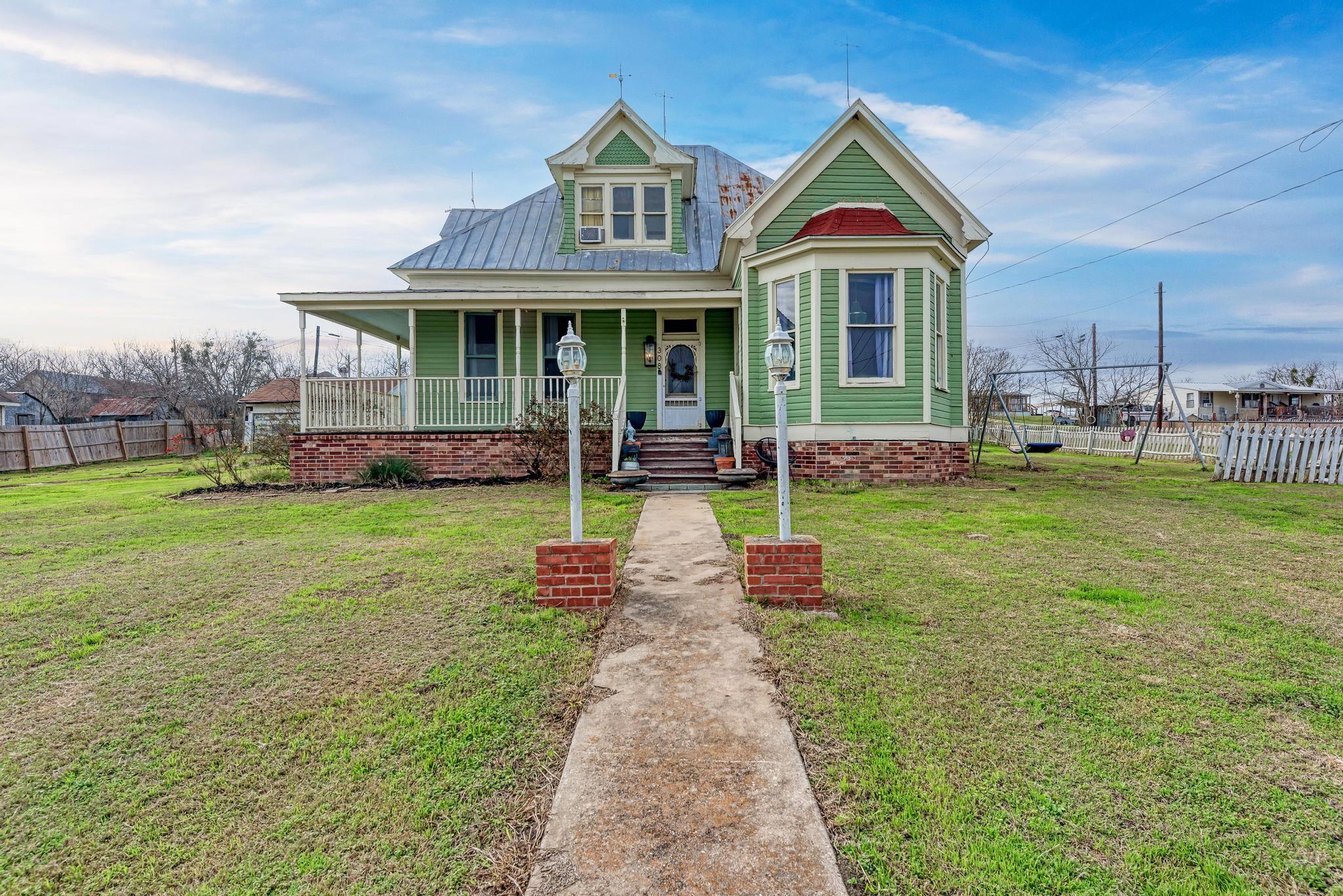 308 N Broad St, Coupland, TX 78615