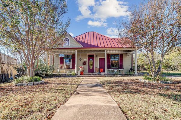 303 W Austin St, Fredericksburg